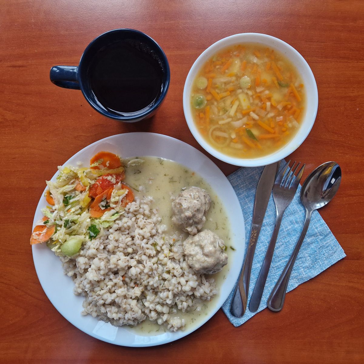 zupa grochowa, pulpety w sosie z kaszą i sur&oacute;wką z pekińskiej kapusty, kompot