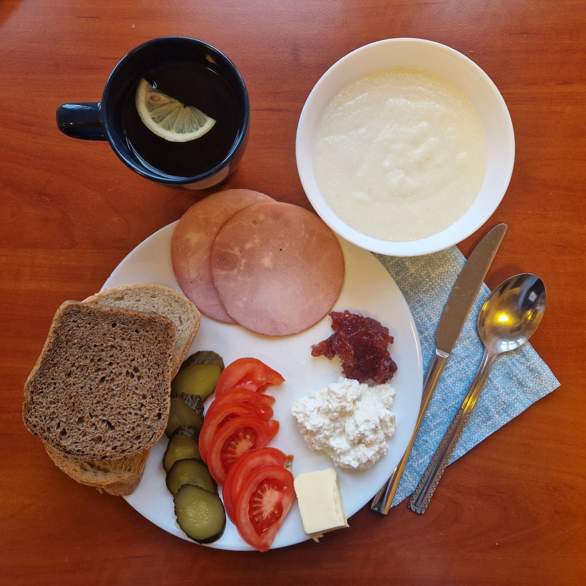 kasza manna na mleku, dżem, kanapki z wędeliną, twarożkiem i warzywami, herbata z cytryną