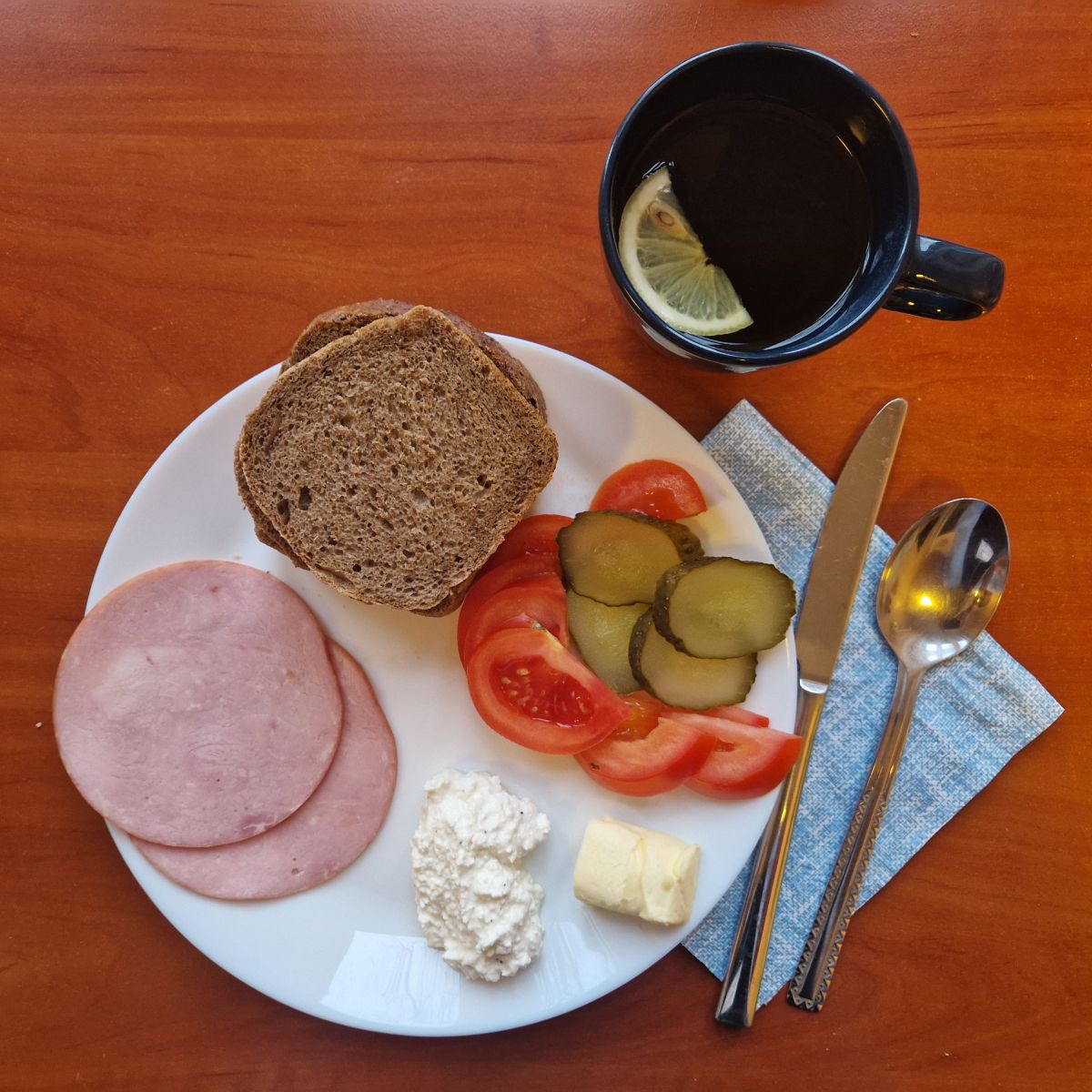 kanapki z wędliną, twarożkiem i warzywami, herbata z cytryną