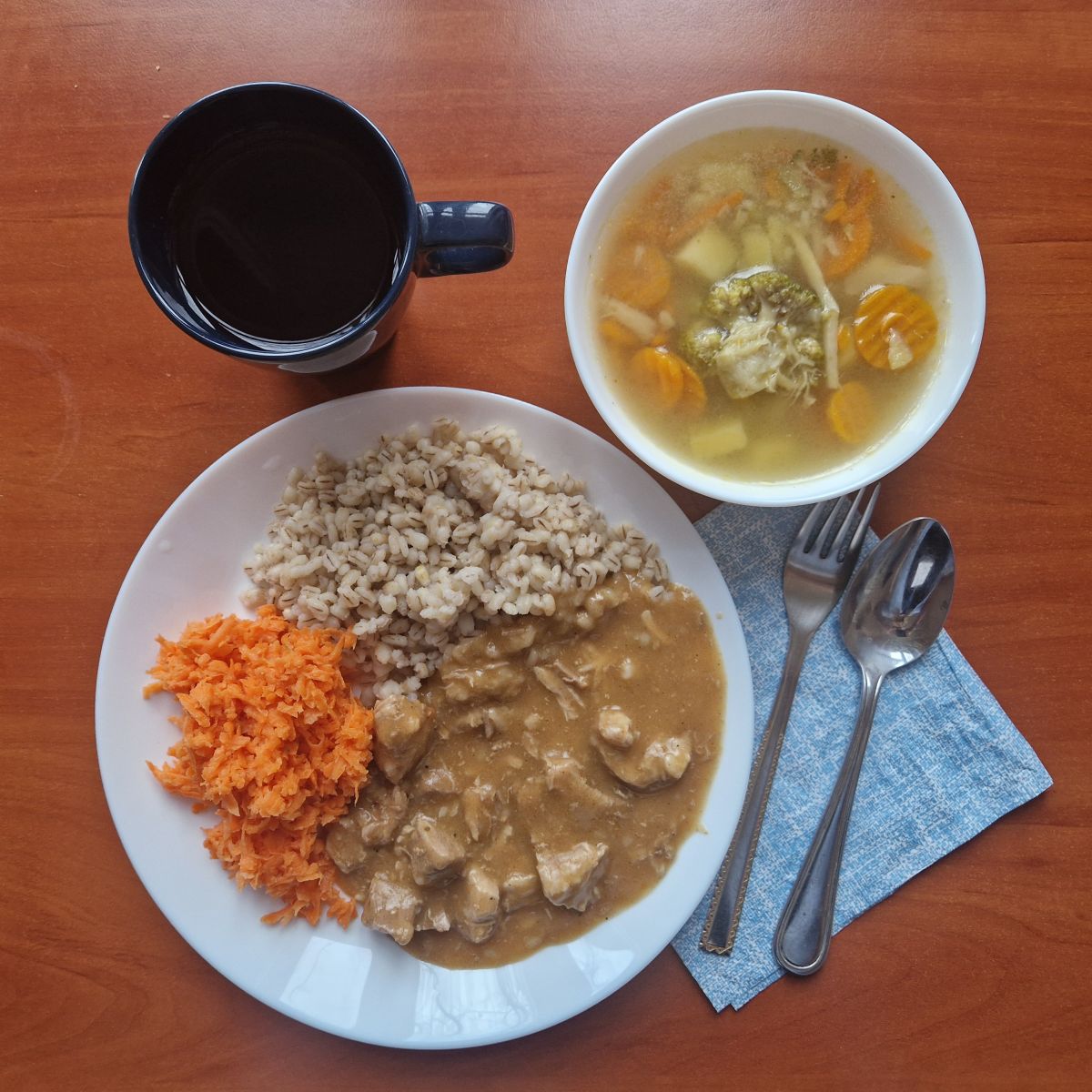 zupa jarzynowa, gulasz wieprzowy z kaszą i sur&oacute;wką z marchewki, kompot