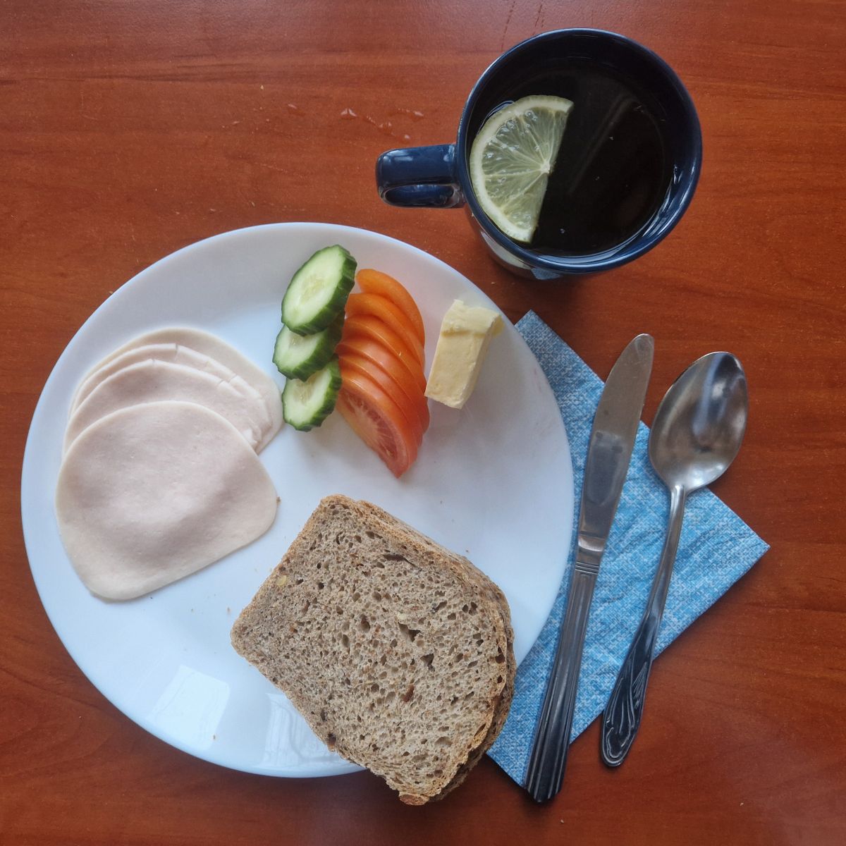 kanapki z wędliną i warzywami, herbata z cytryną