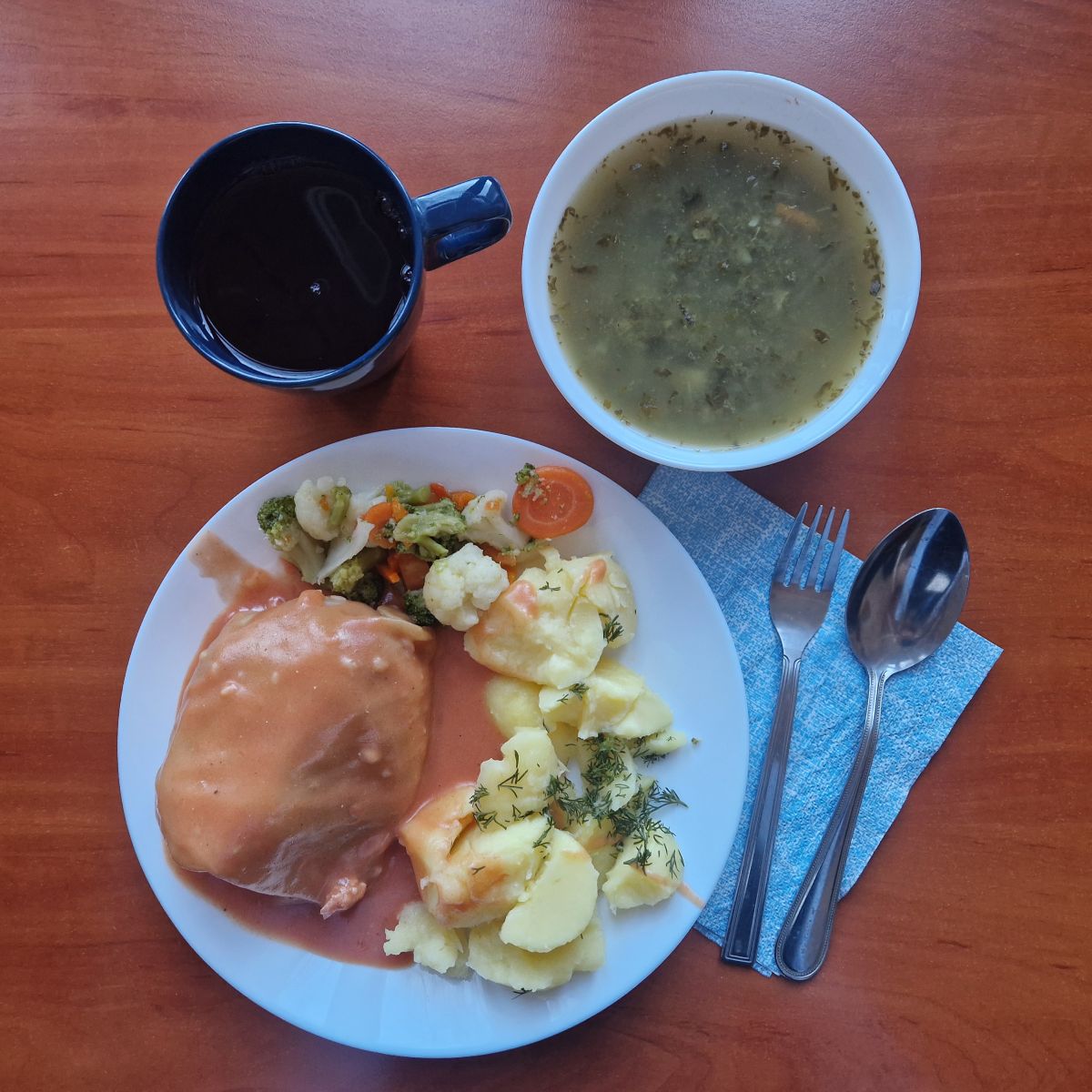 zupa szczawiowa, gołąbek w sosie pomidorowym, bukiet warzyw, ziemniaki, kompot