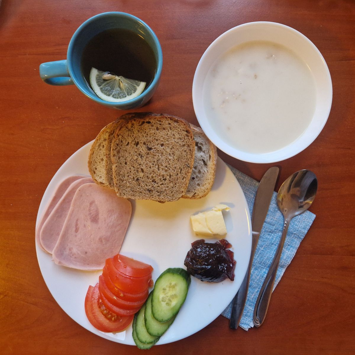 owsianka, dżem, kanapki z wędliną  i warzywami, herbata z cytryną