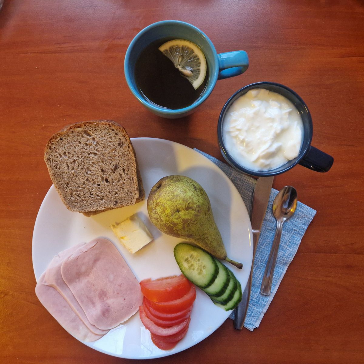 kanapki z wędliną  i warzywami, herbata z cytryną, gruszka i jogurt naturalny