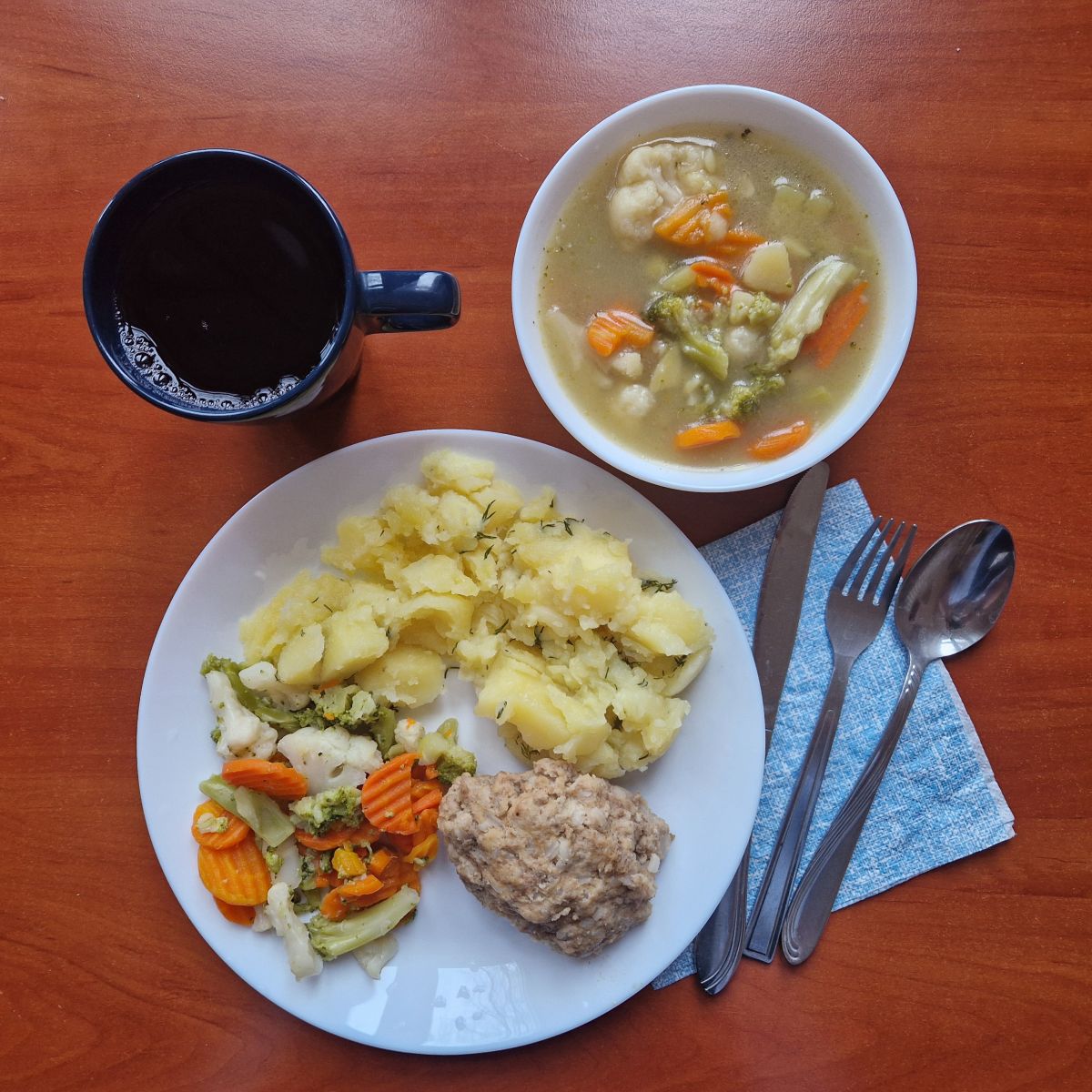 zupa jarzynowa, kotlet mięsno-ryżowy, ziemniaki, bukiet warzyw, kompot