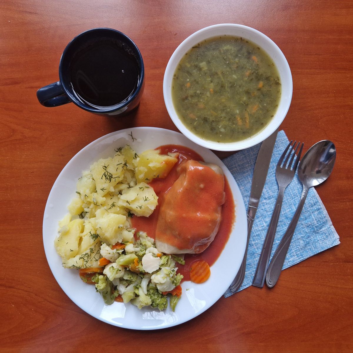 zupa szczawiowa, gołąbek z sosem, ziemniaki, bukiet warzyw, kompot