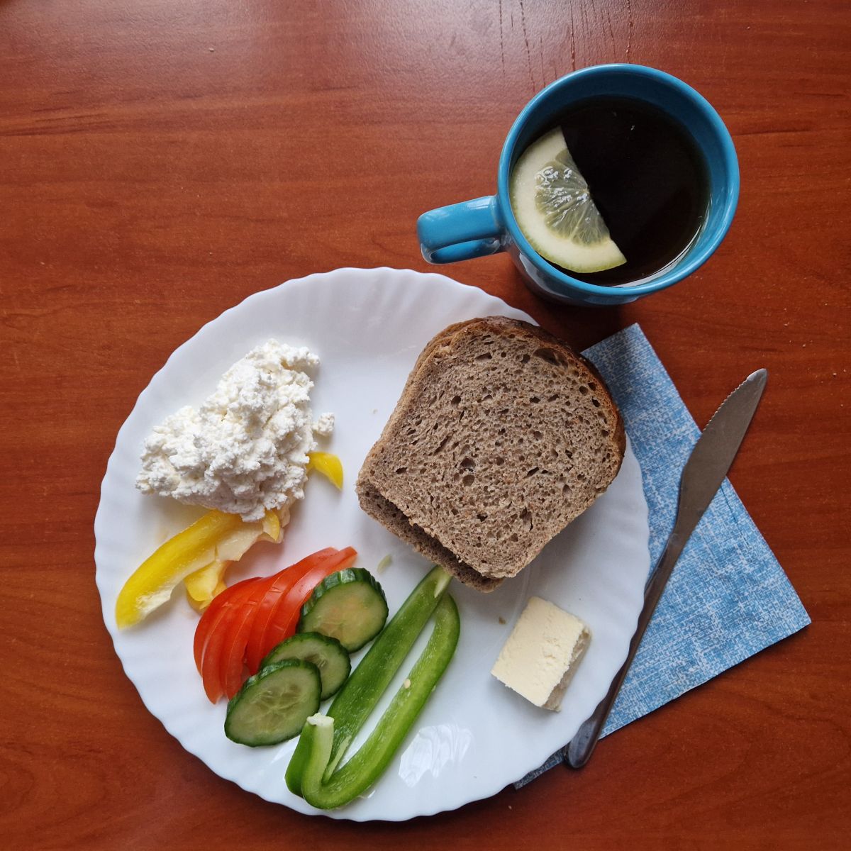 KANAPKI Z TWAROŻKIEM I WARZYWAMI, HERBATA Z CYTRYNĄ