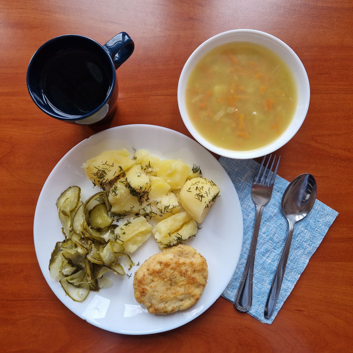 ZUPA Z SOCZEWICY, KOTLET RYBNY, ZIEMNIAKI, SUR&Oacute;WKA Z KISZONYCH OG&Oacute;RK&Oacute;W, KOMPOT