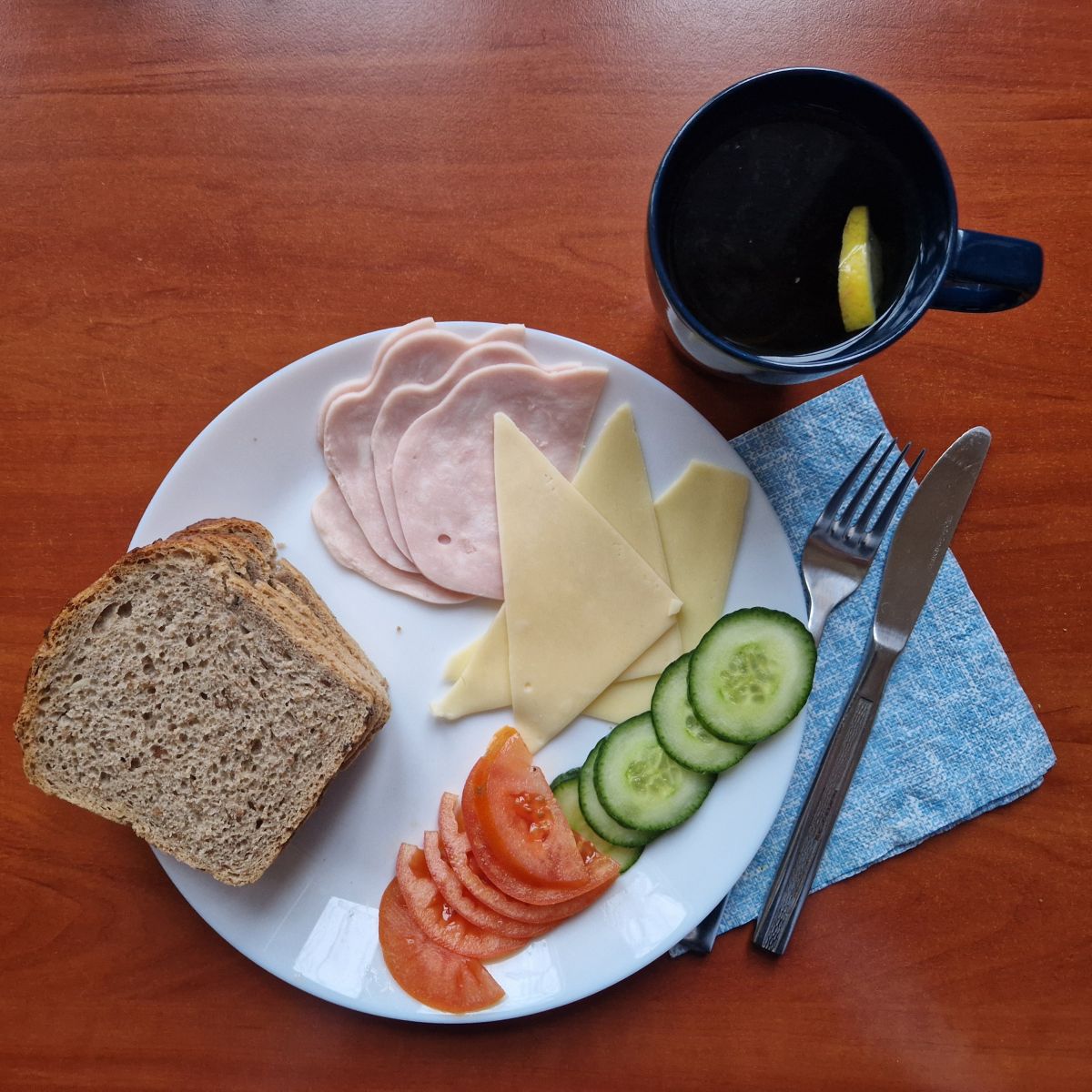 kanapki z serem, wędliną i warzywami, herbata z cytryną