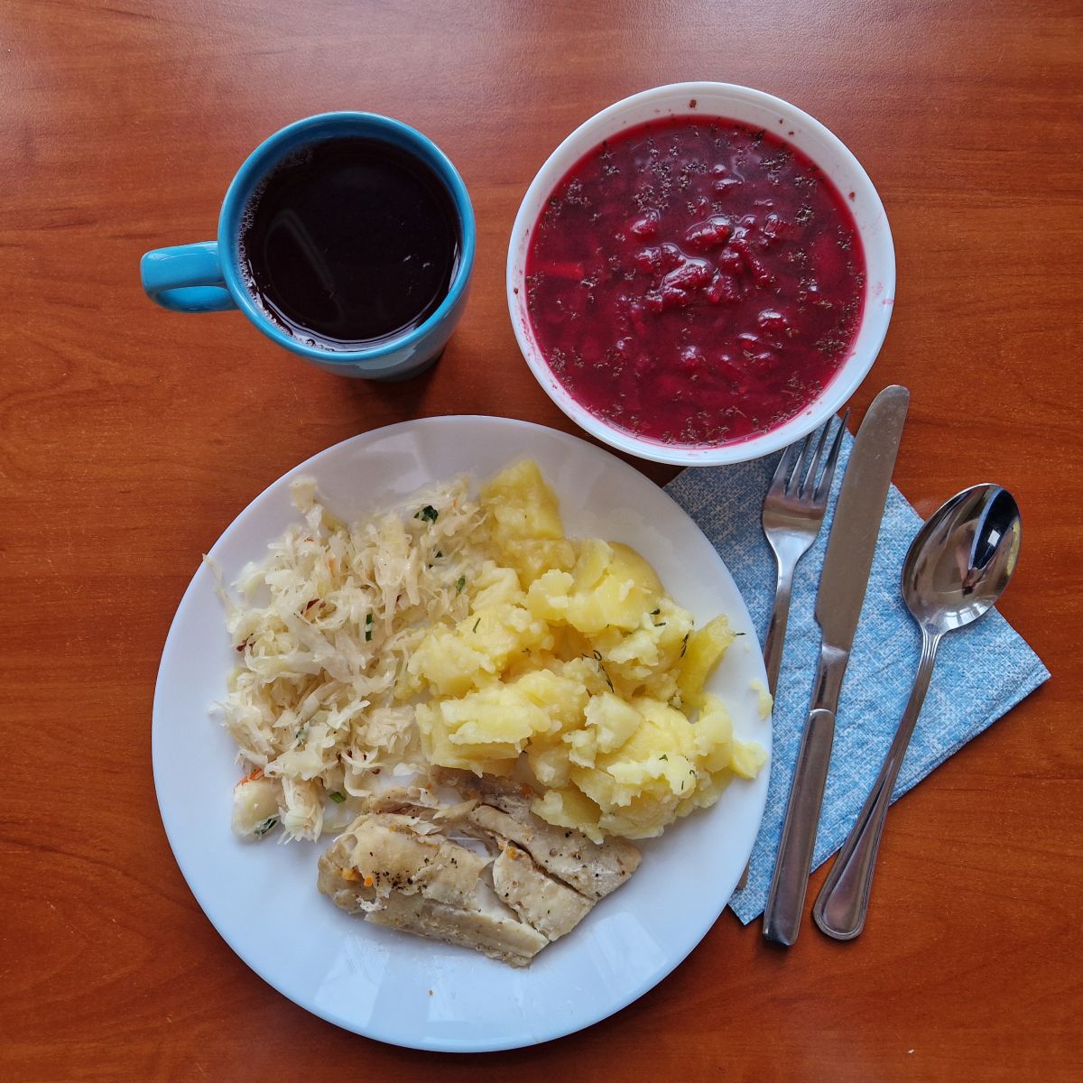 barszcz, filet rybny pieczony z ziemniakami i sur&oacute;wką, kompot