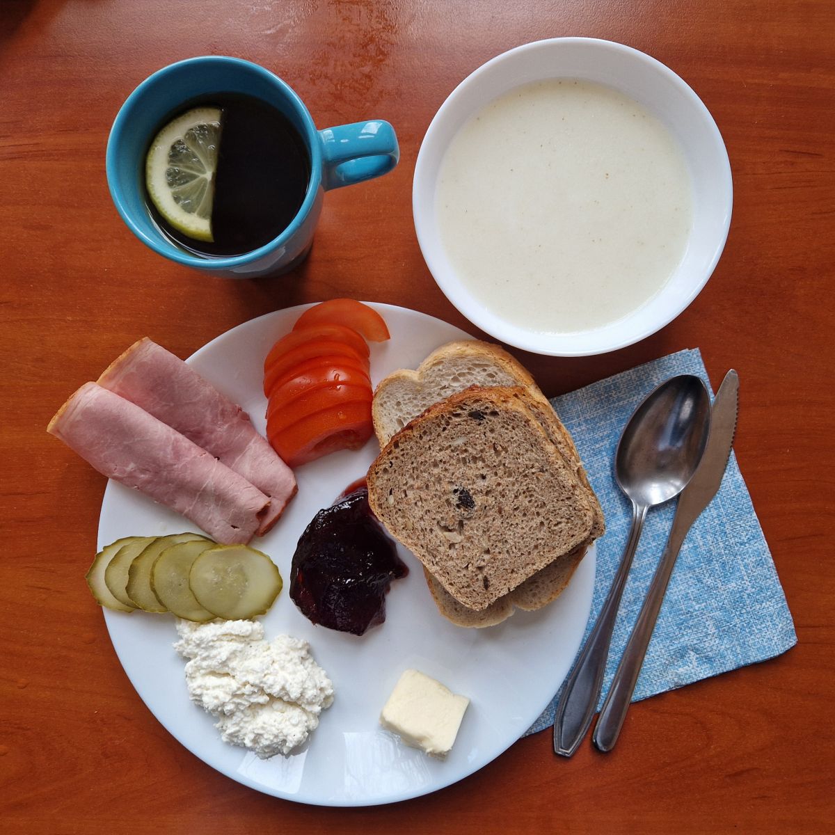 kasza manna, dżem, kanapki z wędliną, twarożkiem i warzywami, herbata z cytryną