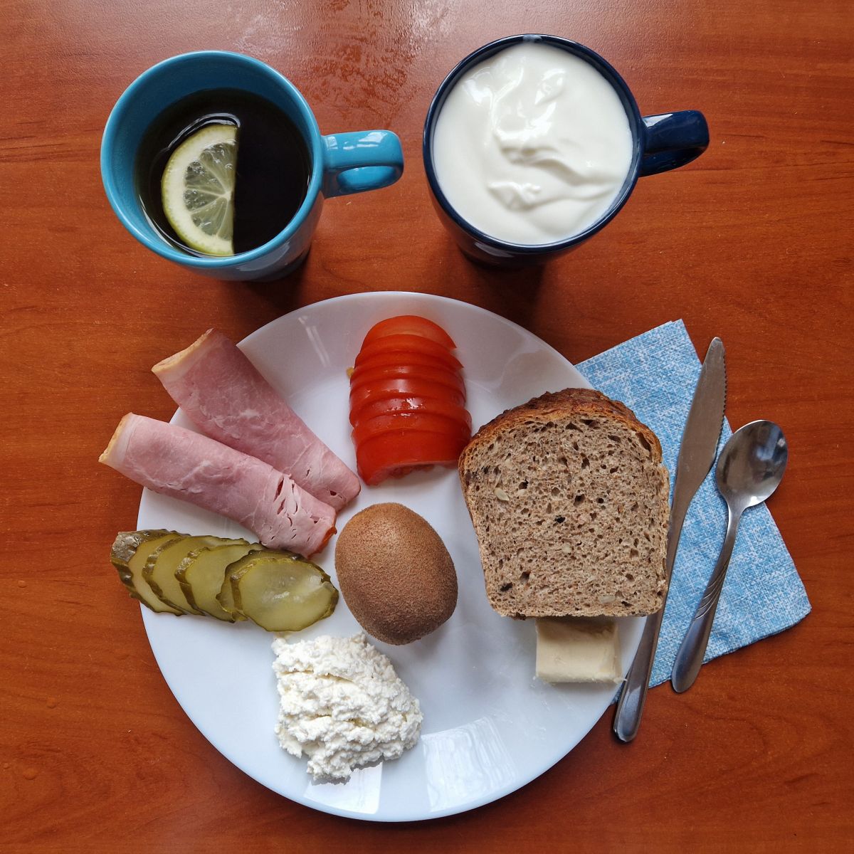 kanapki z wędliną, twarożkiem i warzywami, herbata z cytryną, kiwi i jogurt