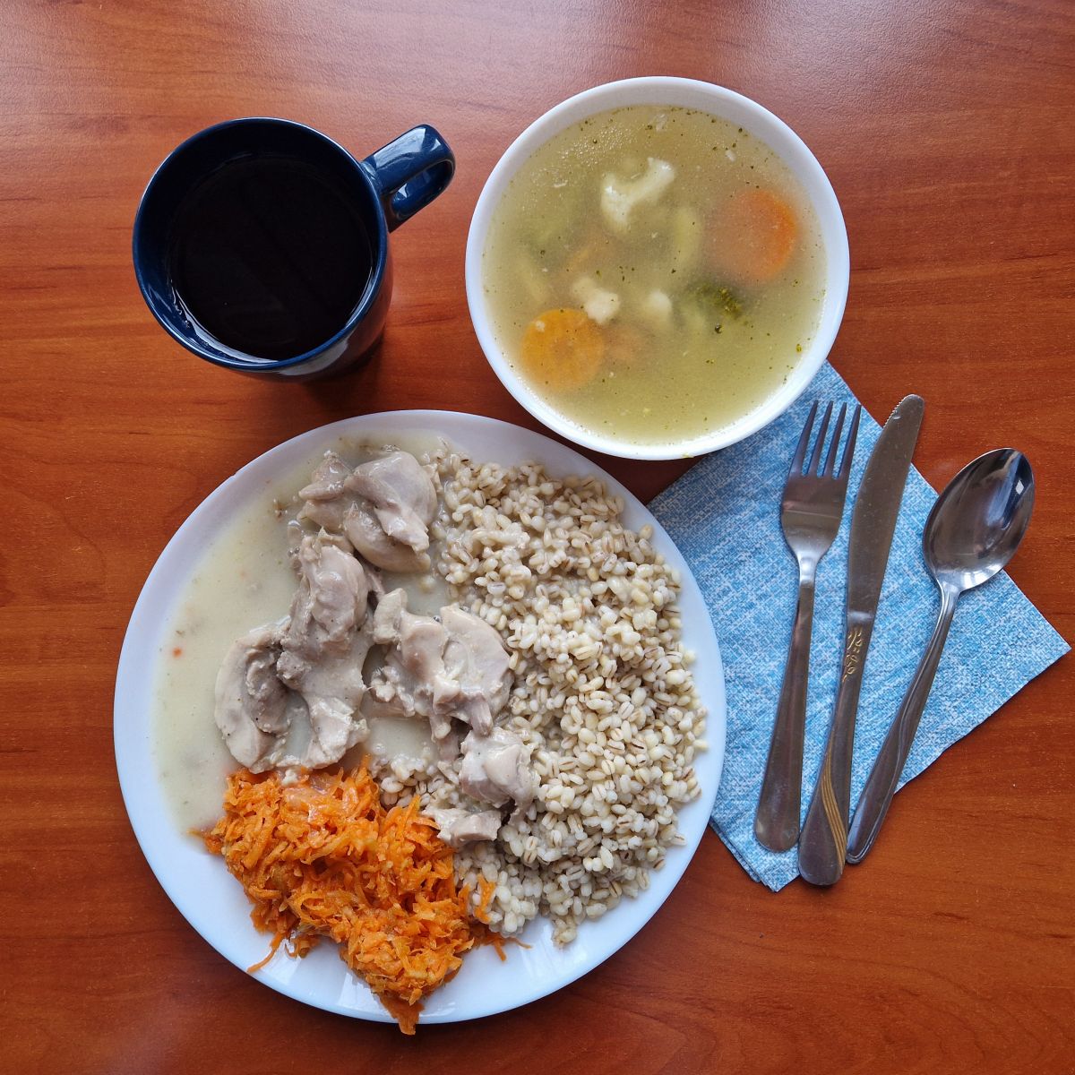 zupa jarzynowa, gulasz drobiowy z kaszą i sur&oacute;wką z marchewki, kompot