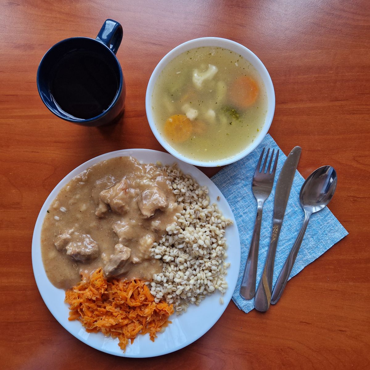 zupa jarzynowa, gulasz wieprzowy z kaszą i sur&oacute;wką z marchewki, kompot