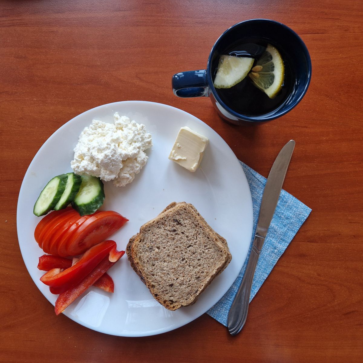 kanapki z twarogiem i warzywami, herbaqta z cytryną