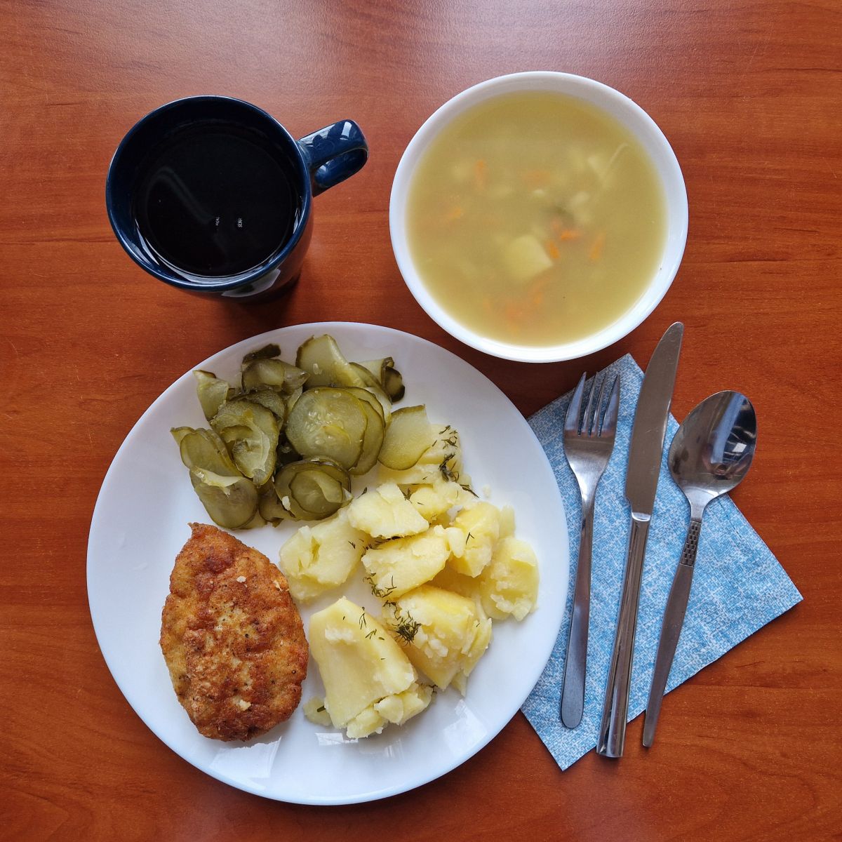 zupa z soczewicy, kotlet rybny, ziemniaki, og&oacute;rki kiszone, kompot