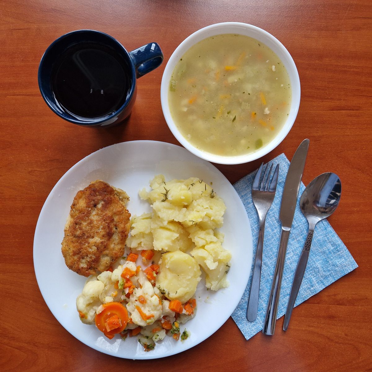 krupnik, kotlet rybny, ziemniaki, warzywa gotowane, kompot