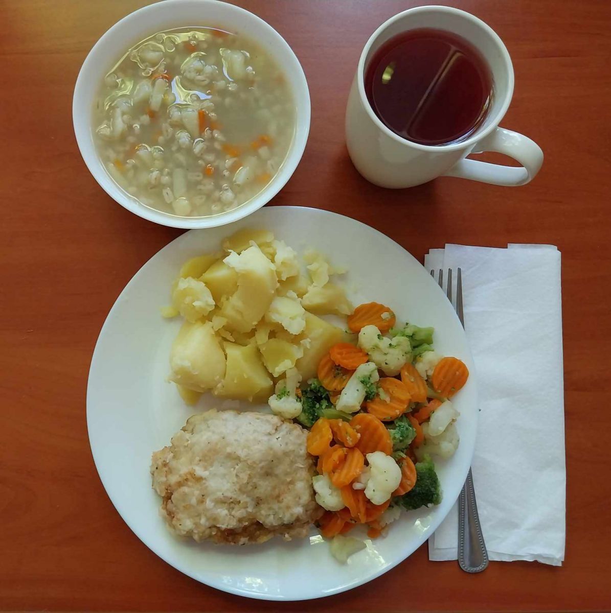 zupa jarzynowa, kotlet rybny z ziemniakami i bukietem warzyw, kompot