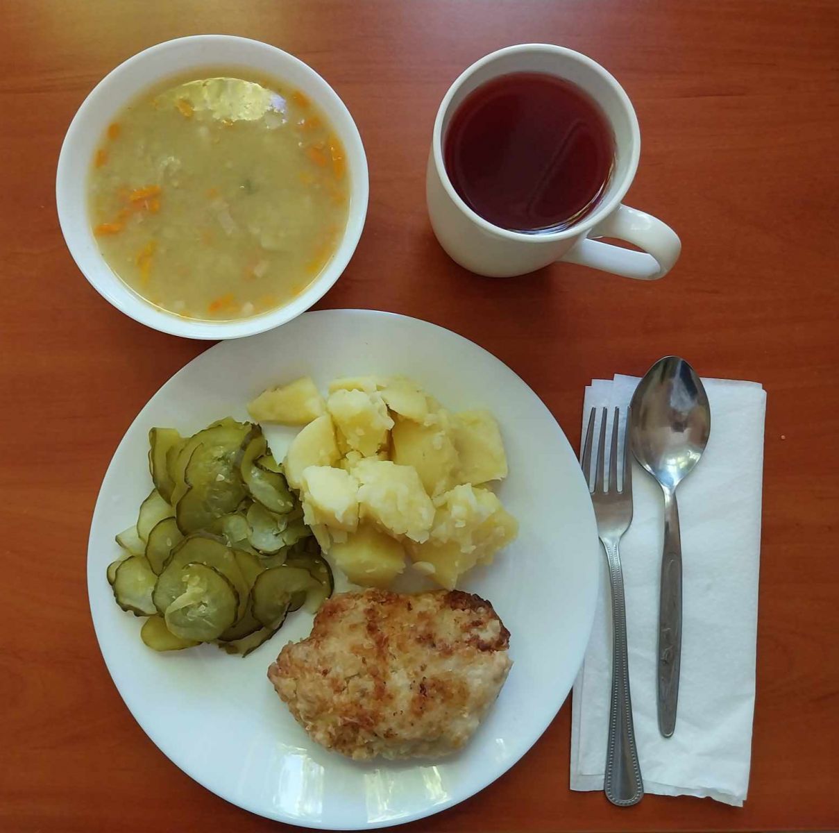 zupa jarzynowa, kotlet rybny z ziemniakami i og&oacute;rkiem kiszonym, kompot