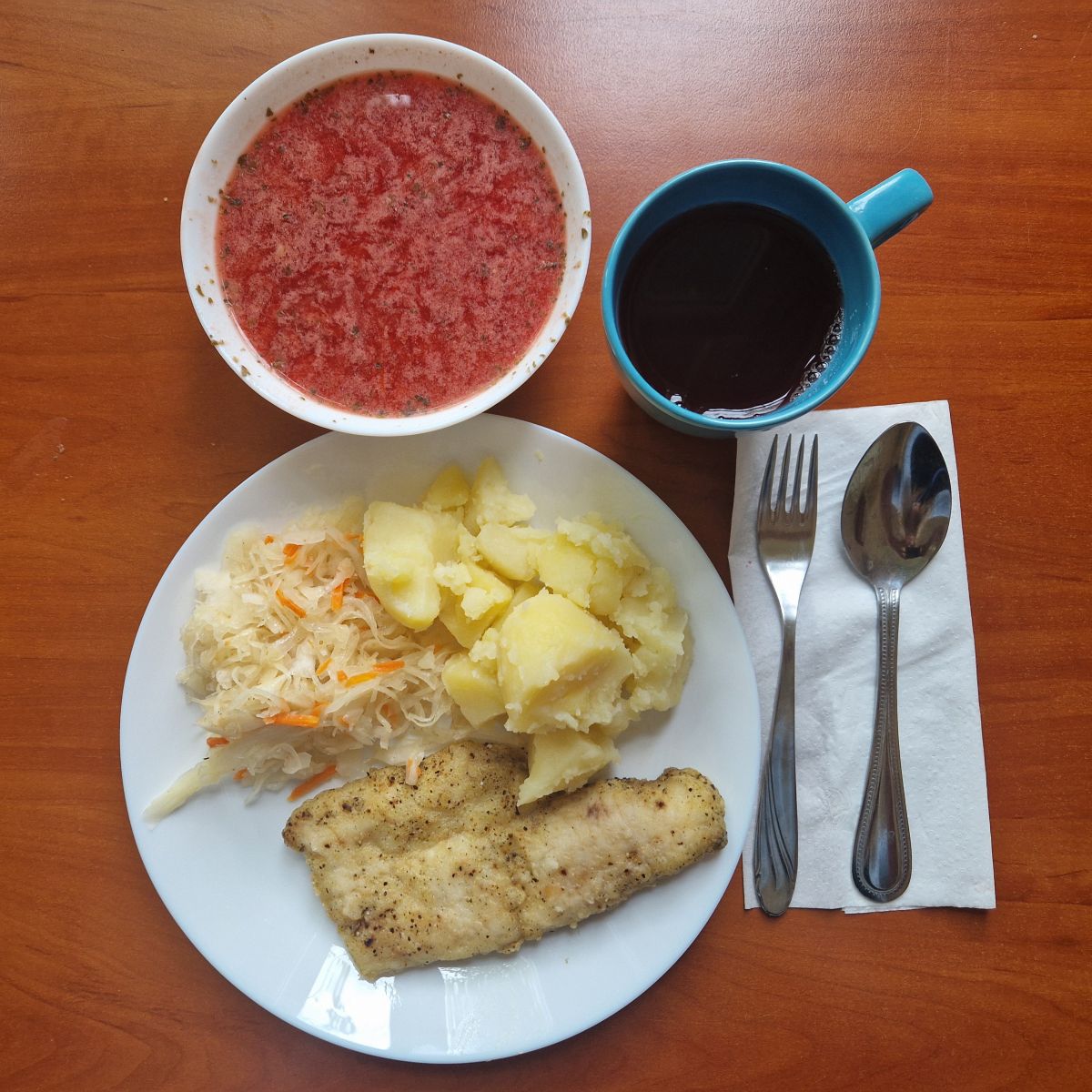 barszcz, ryba z ziemniakami i sur&oacute;wką z kiszonej kapusty, kompot