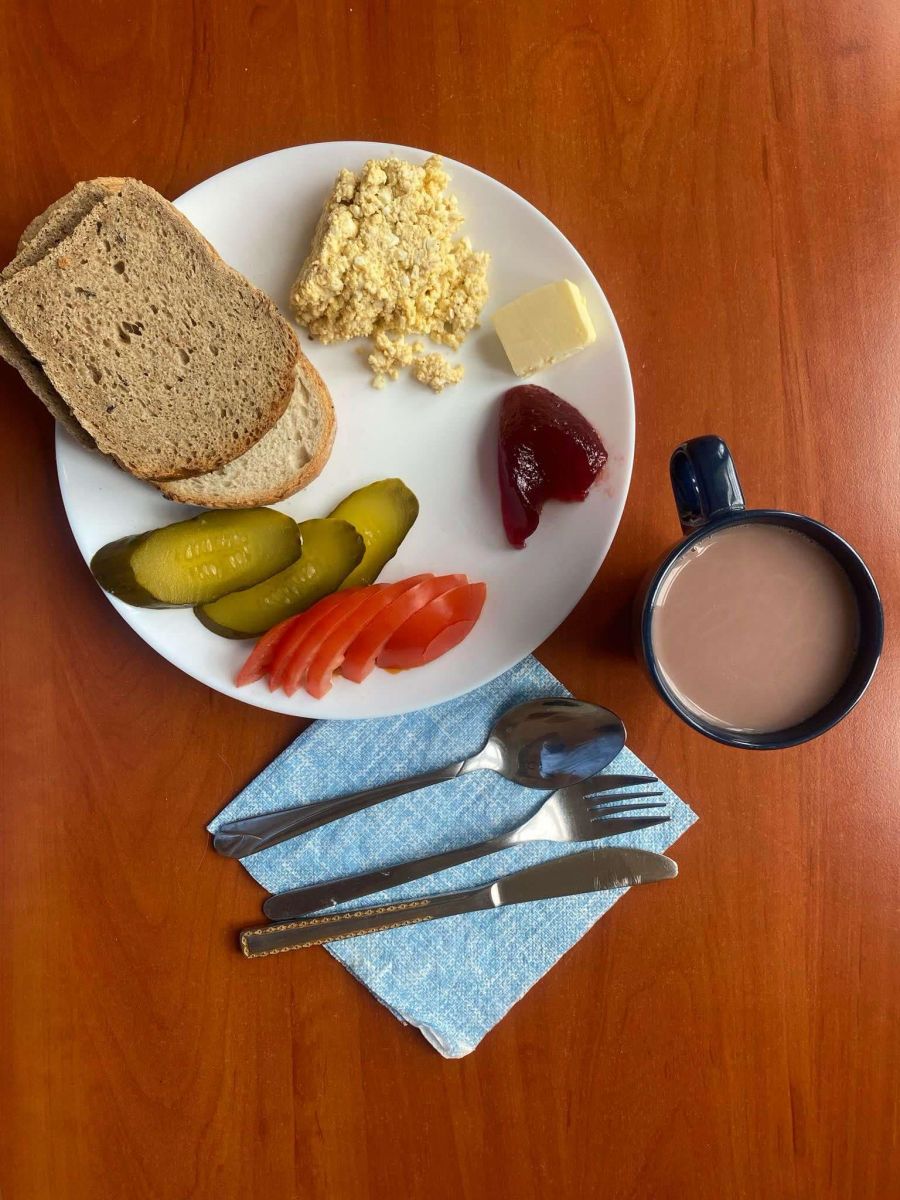 chleb, pasta jajeczna, masło, dżem, ser, warzywa, kakao