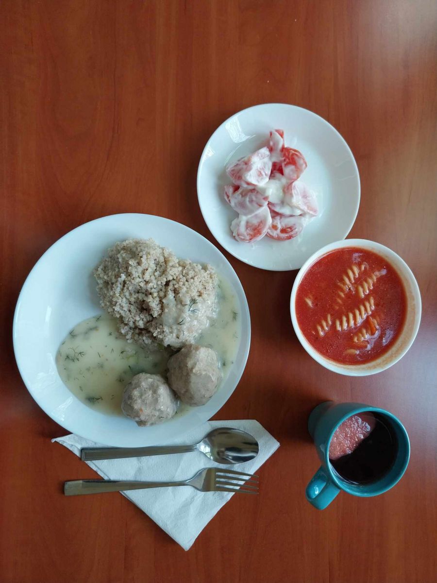 zupa pomidorowa, pulpety, kasza i pomidory z jogurtem, kompot