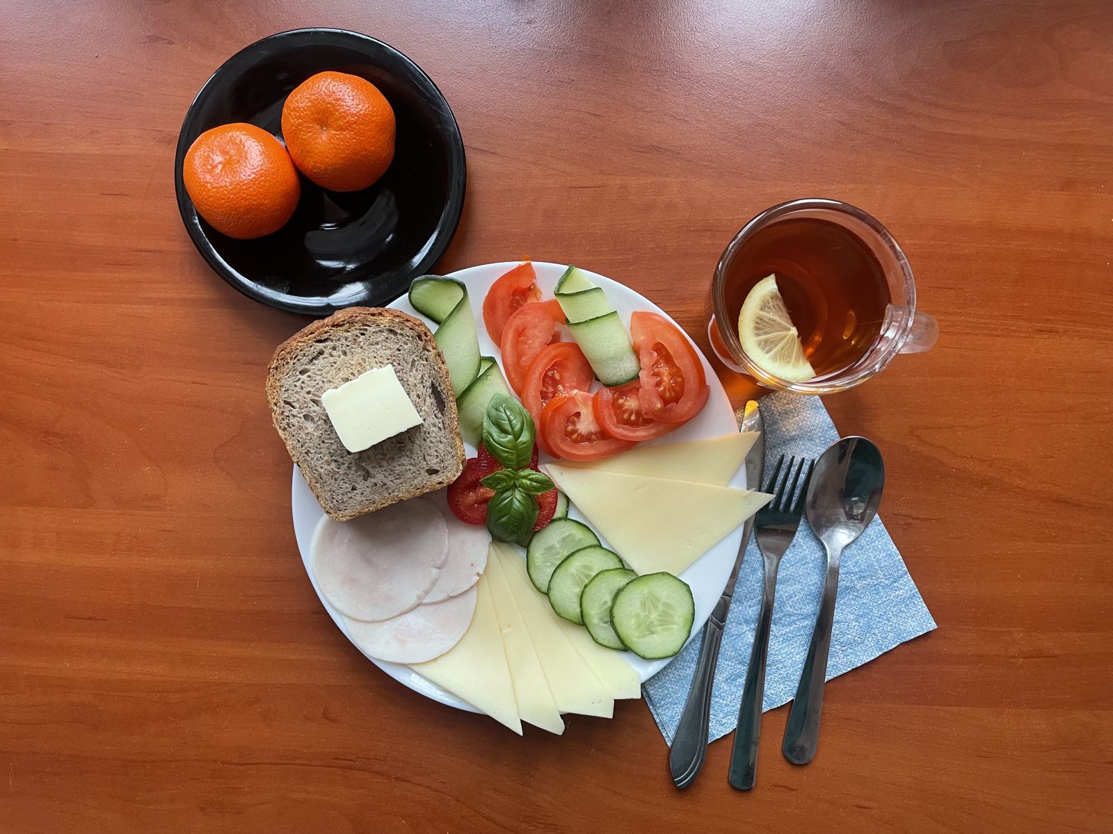 mandarynka, chleb, warzywa, masło, ser, szynka