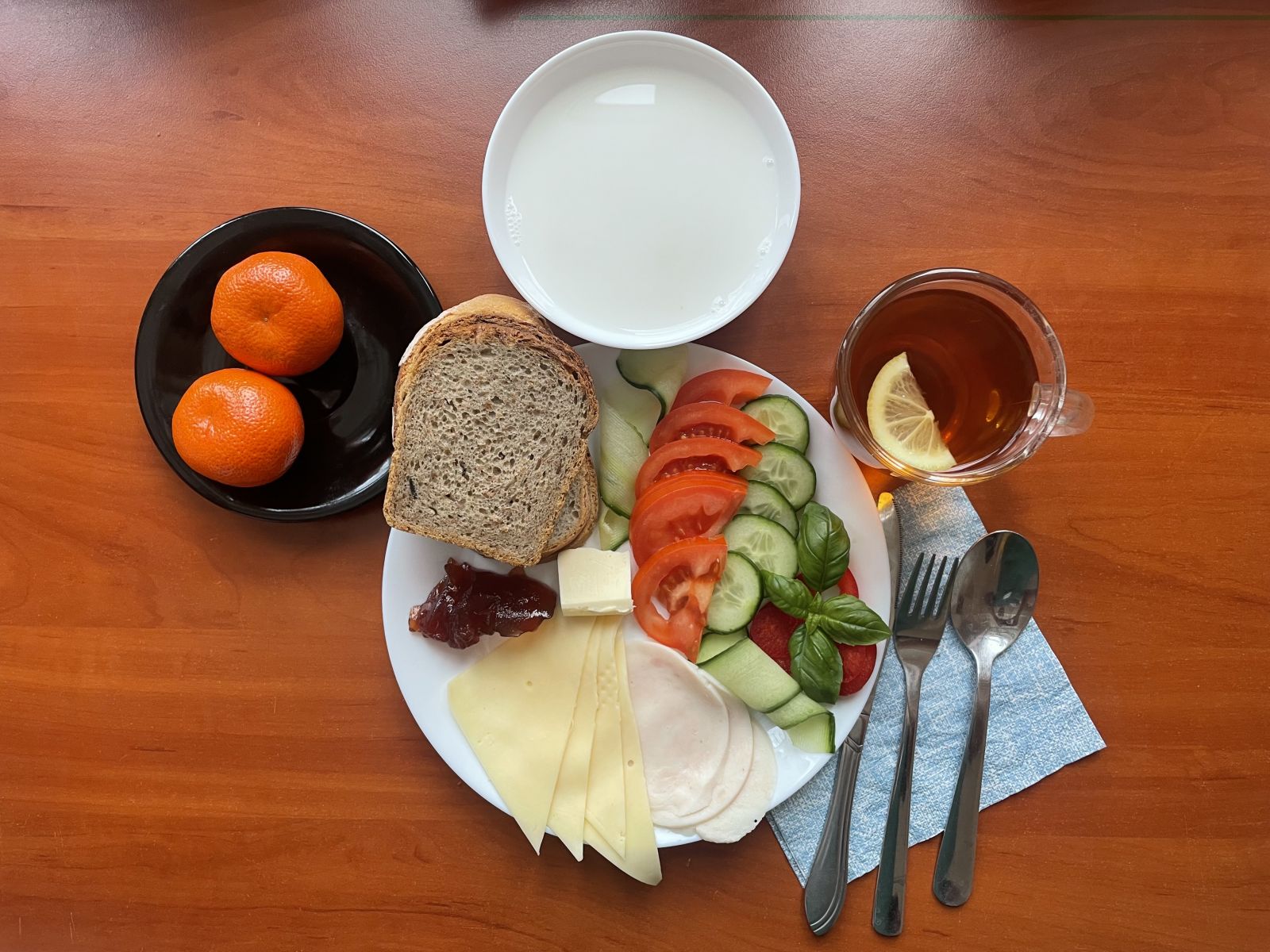 mandarynka, chleb, warzywa, dżem, masło, ser, szynka