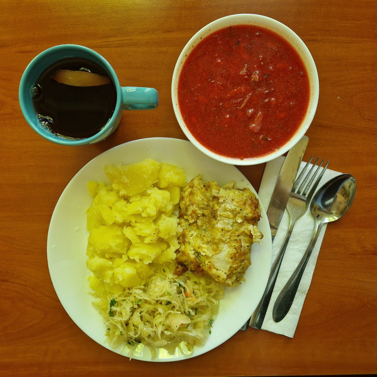 barszcz, filet rybny, ziemniaki, sur&oacute;wka, kompot