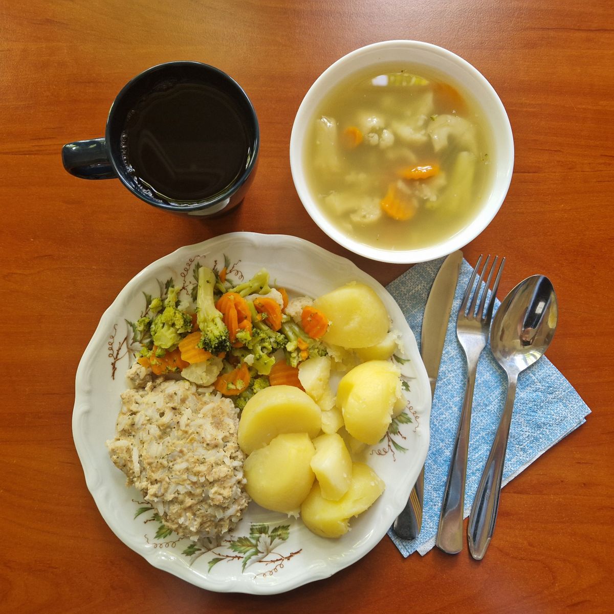 zupa jarzynowa, kotlet mięsno-ryżowy z ziemniakami i warzywami, kompot