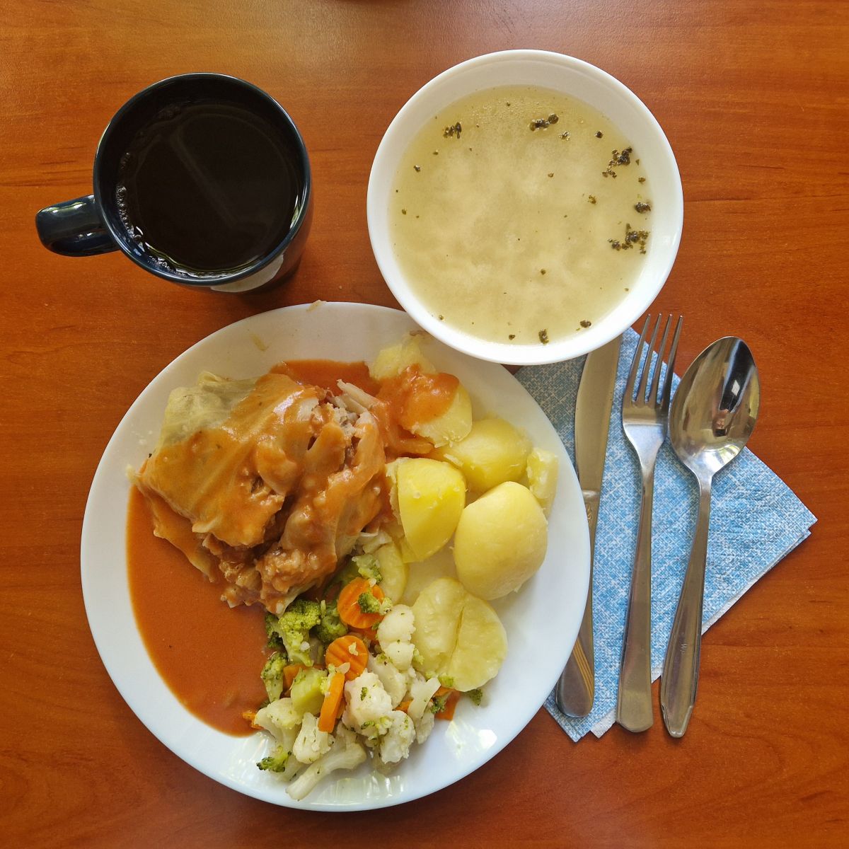 zupa szczawiowa, gołąbek z ziemniakami i warzywami, kompot