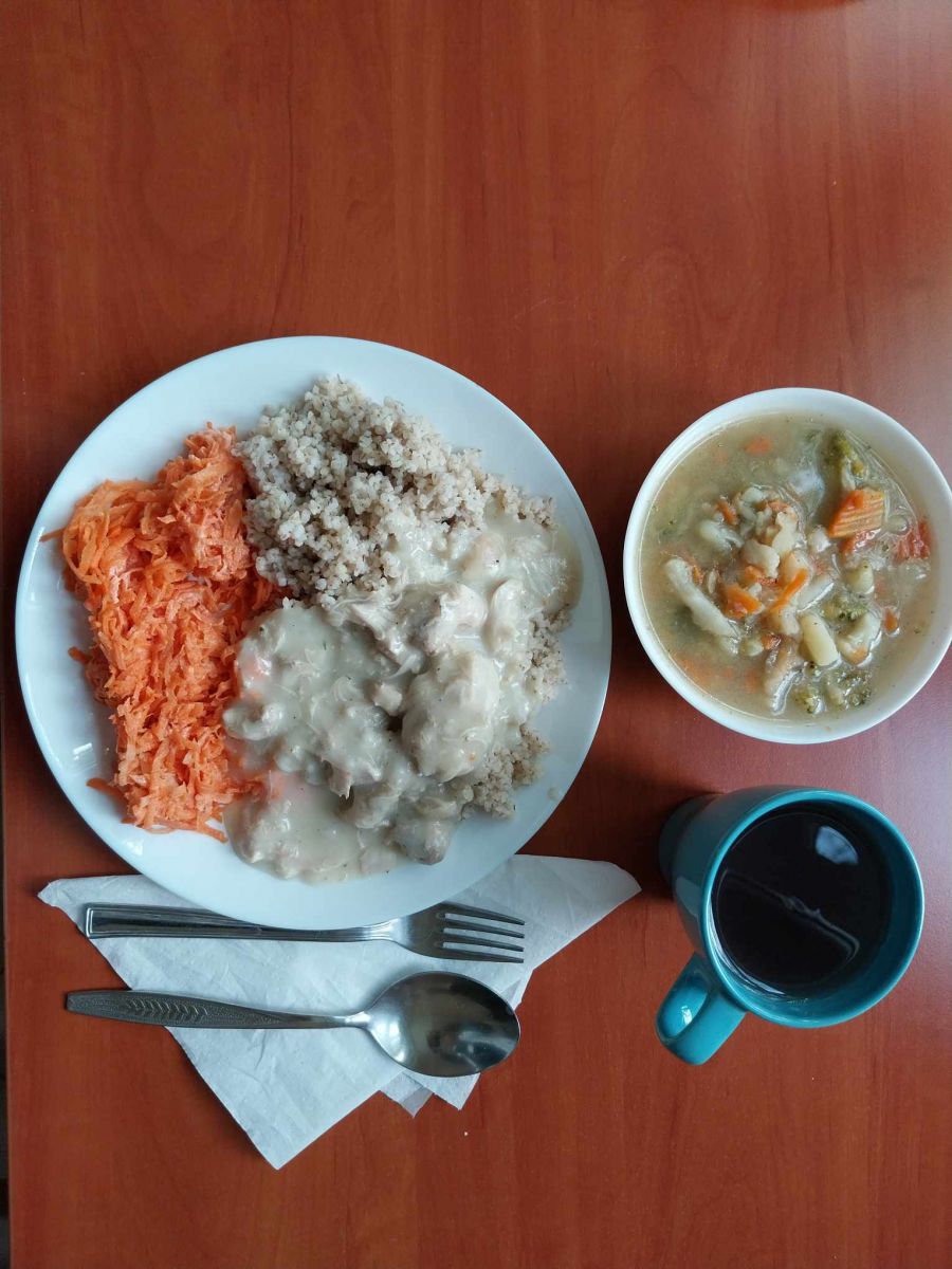 zupa jarzynowa, gulasz z indyka, kasza, sur&oacute;wka z marchewki, kompot