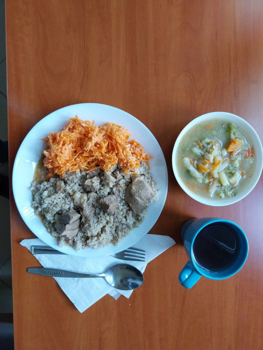 zupa jarzynowa, gulasz z kaszą i sur&oacute;wką z marchewki, kompot