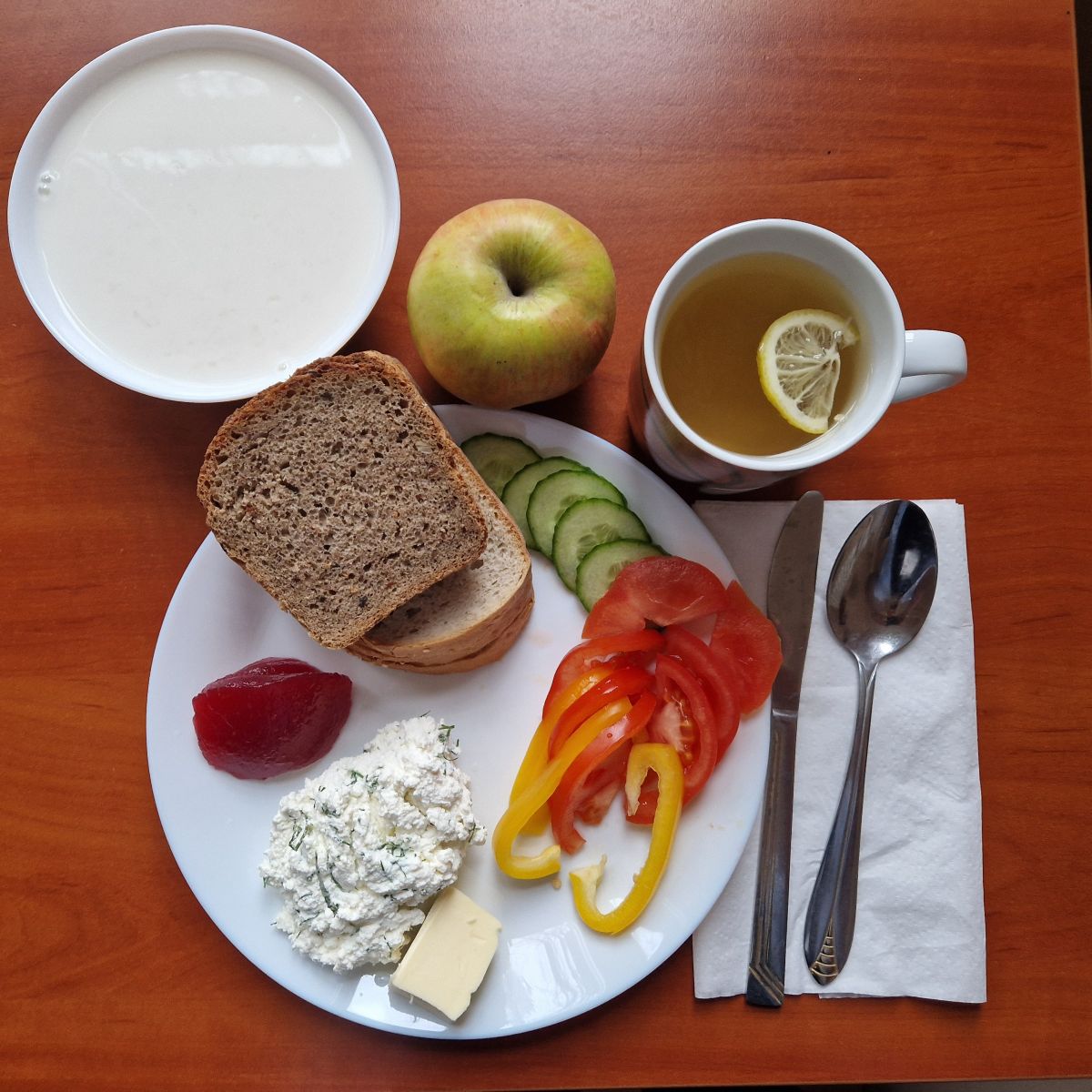 płatki ryżowe, dżem, kanapki z twarożkiem i warzywami, herbata z cytryną, jabłko