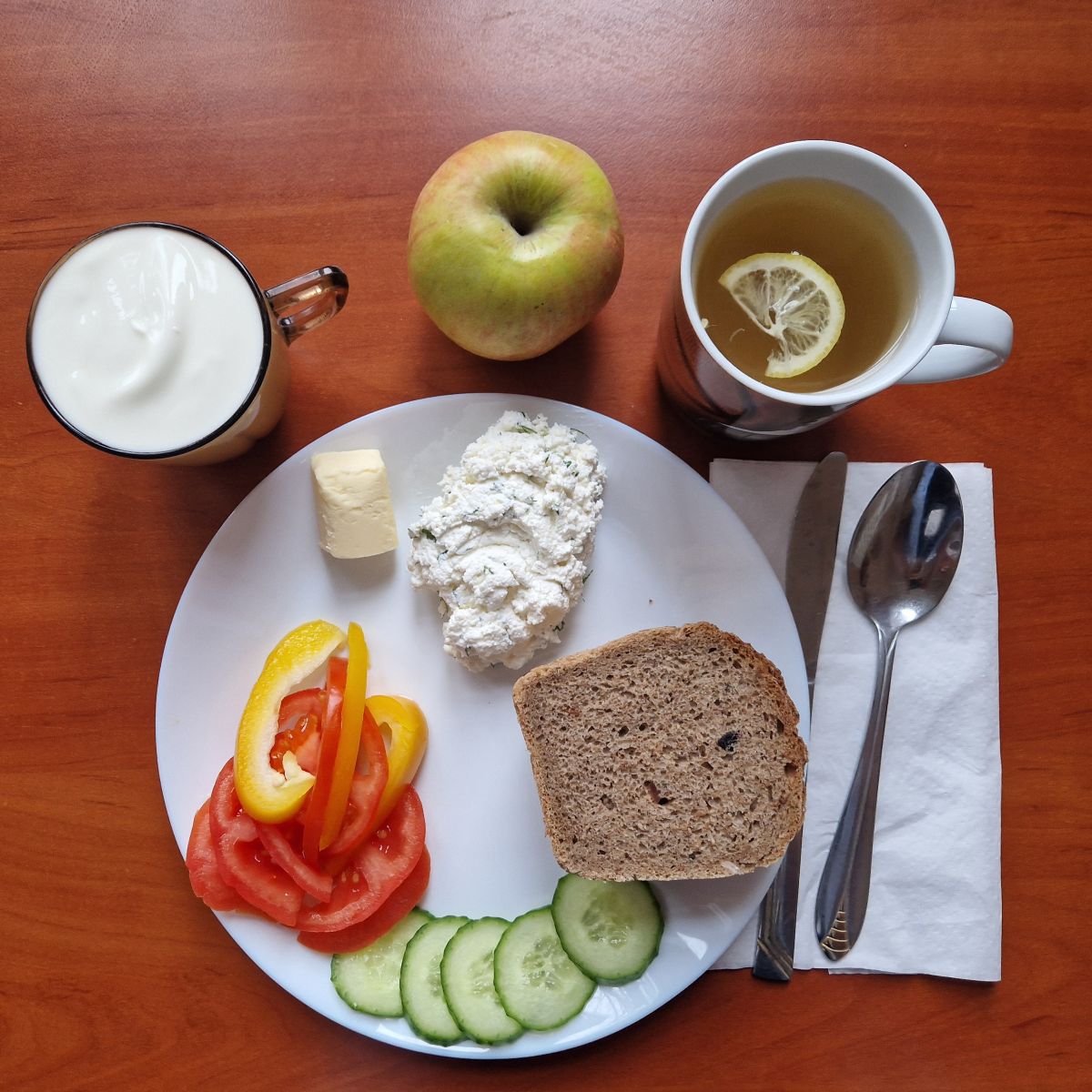 kanapki z twarożkiem i warzywami, herbata z cytryną, gruszka i jogurt