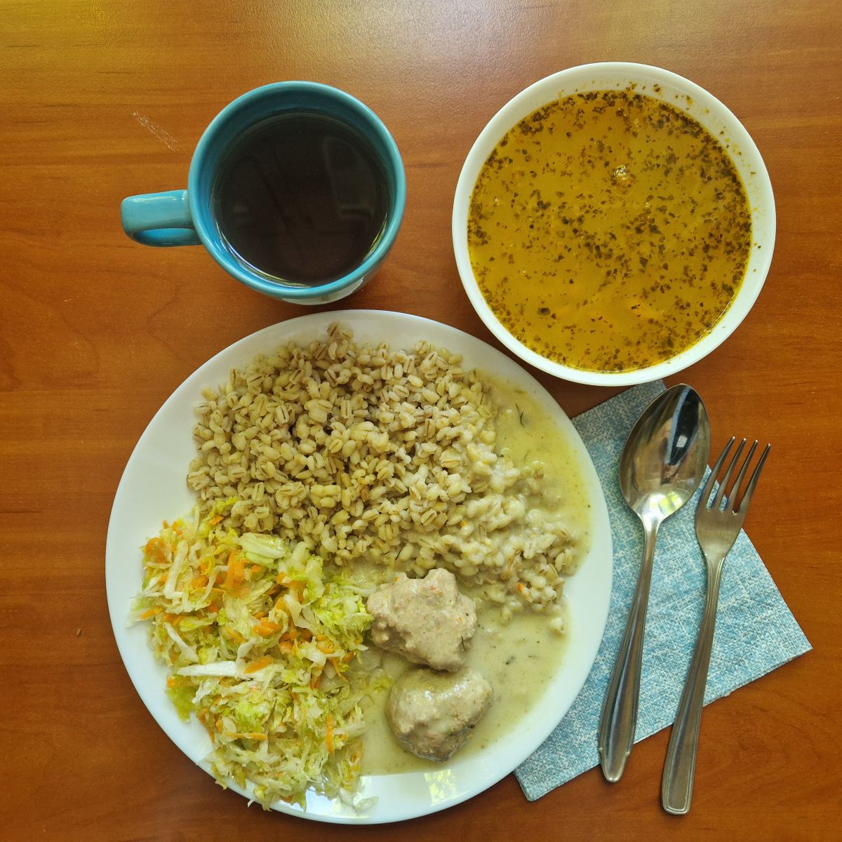 zupa grochowa, pulpety z kaszą i sur&oacute;wką, kompot