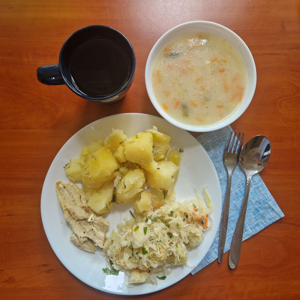 zupa wiosenna, filet rybny z ziemniakami i sur&oacute;wką z kiszonej kapusty, kompot