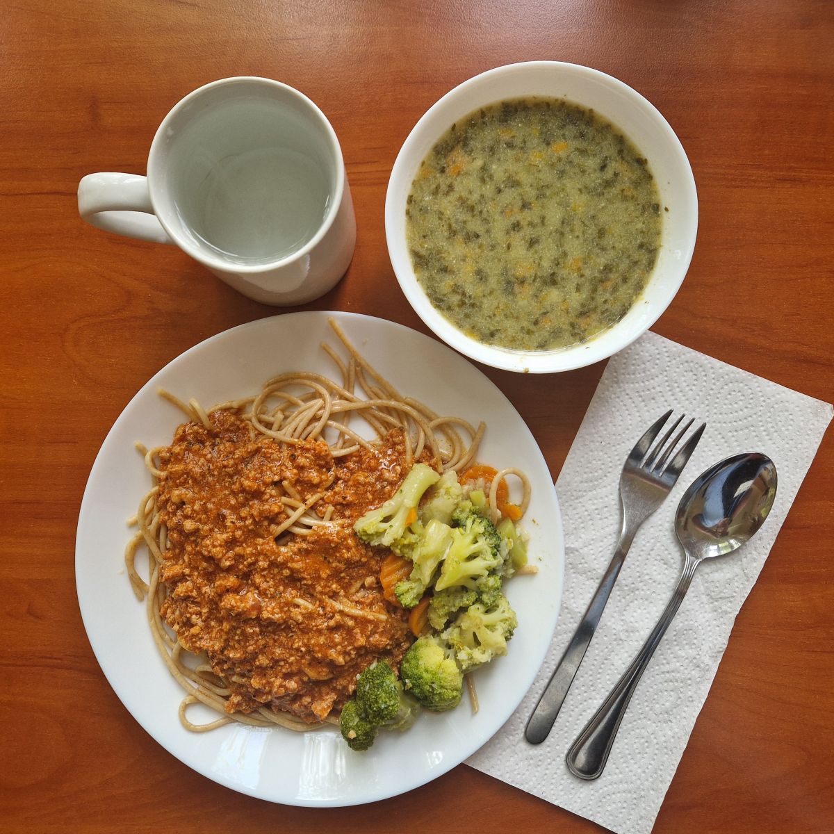 zupa szczawiowa, pełnoziarniste spaghetti bolognese z gotowanymi warzywami, woda