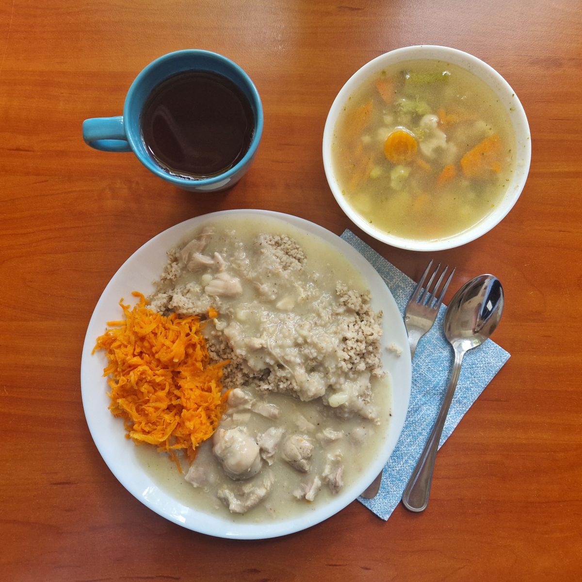 zupa jarzynowa, gulasz z indyka z kaszą i sur&oacute;wką z marchewki, kompot