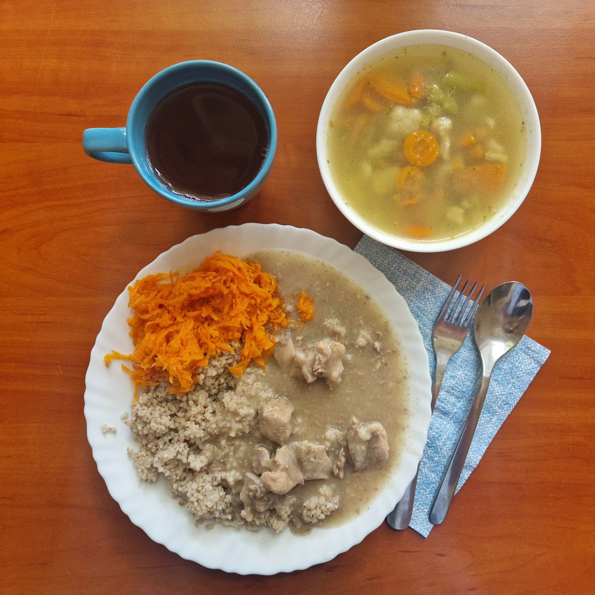 zupa jarzynowa, gulasz z kaszą i sur&oacute;wką z marchewki, kompot