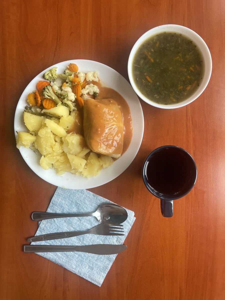 gołąbki, ziemniaki, warzywa