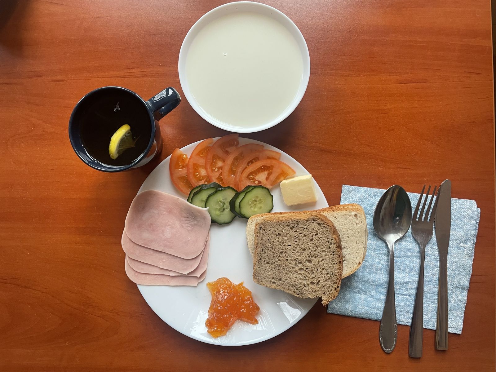 płatki owsiane, chleb, masło, szynka, dżem, warzywa