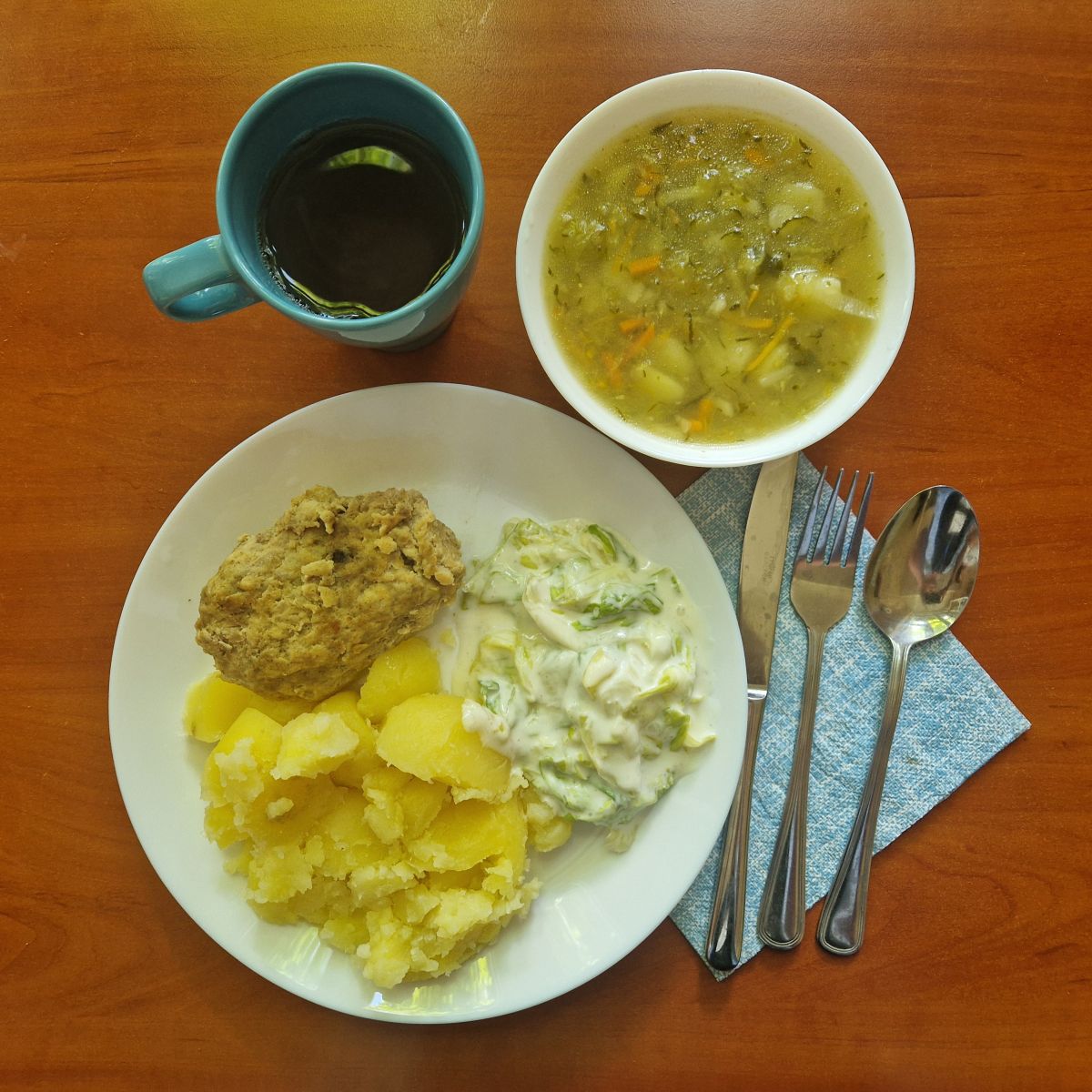 zupa ryżowa, kotlet mielony z ziemniakami i sałatą z jogurtem, kompot