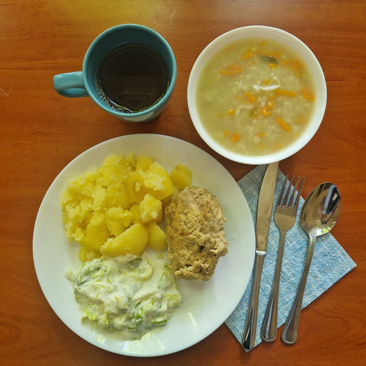 zupa og&oacute;rkowa, kotlet mielony z ziemniakami i sałatą z jogurtem, kompot