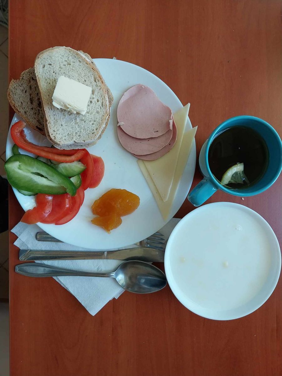 zupa mleczna, dżem, kanapki z serem, wędliną i warzywami, herbata z cytryną