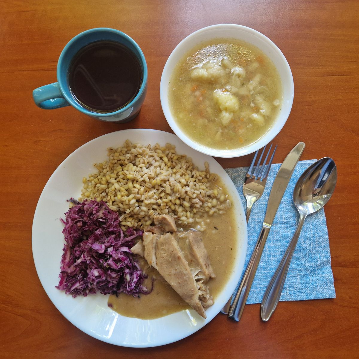 zupa kalafiorowa, kark&oacute;wka w sosie, kasza i sur&oacute;wka z kapusty czerwonej. kompot