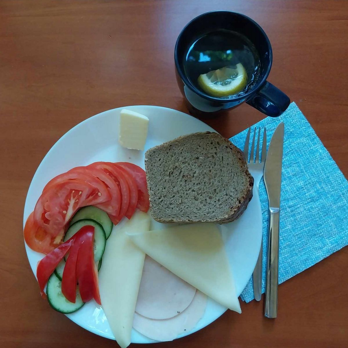 kanapki z wędliną i serem, warzywami, herbata z cytryną