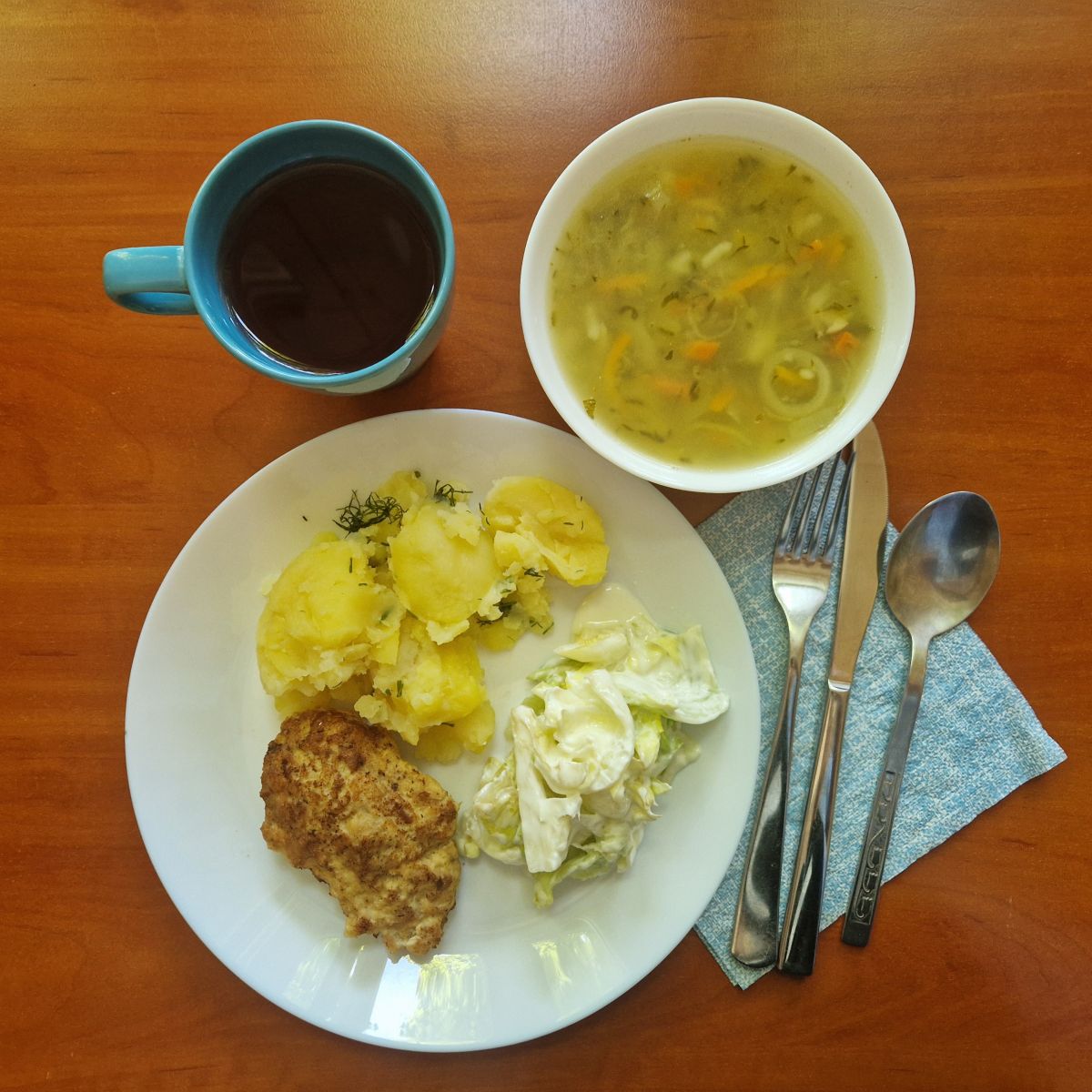 zupa og&oacute;rkowa, kotlet mielony z ziemniakami i sałatą z jogurtem, kompot