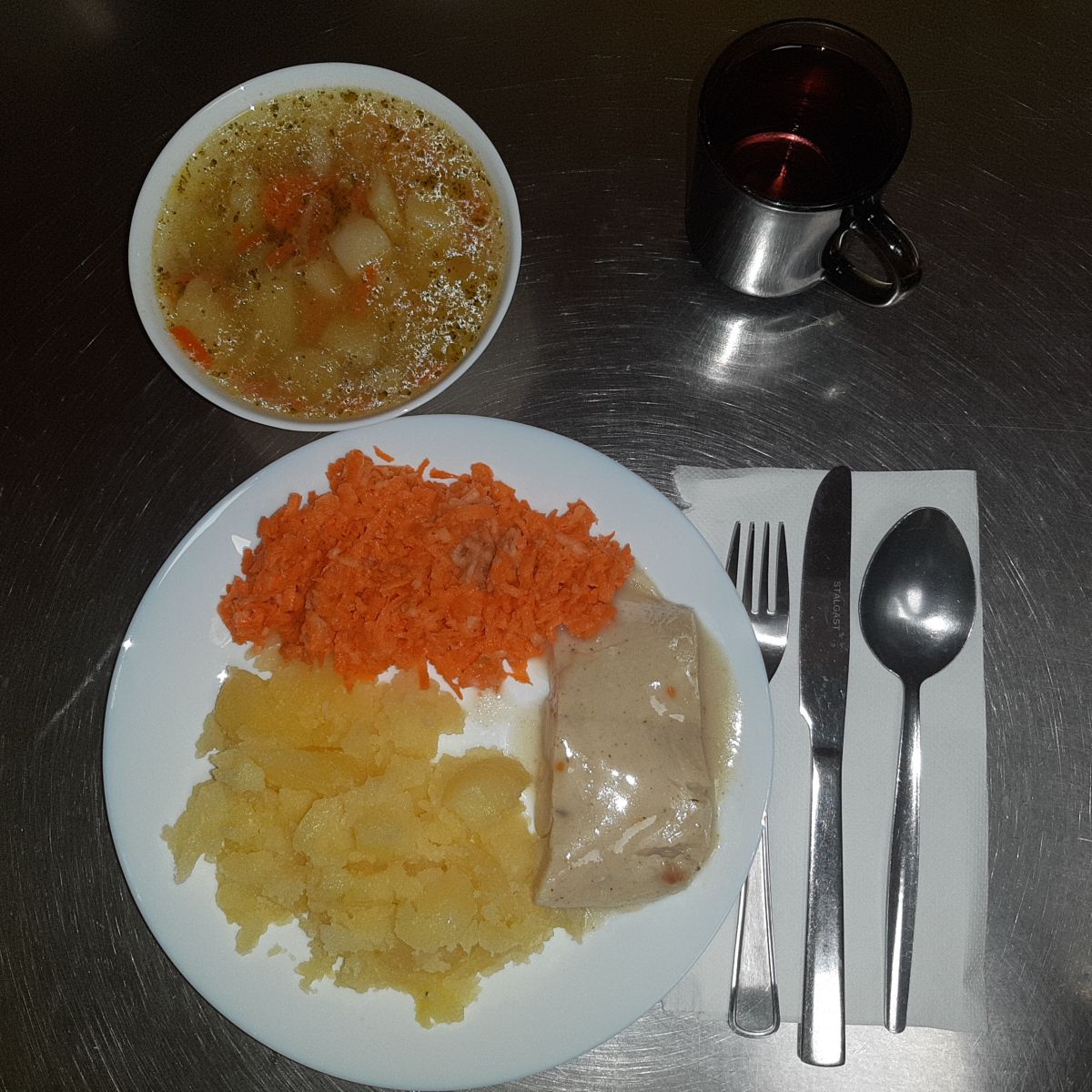 ziemniaki, ryba na parze, surówka z marchewki