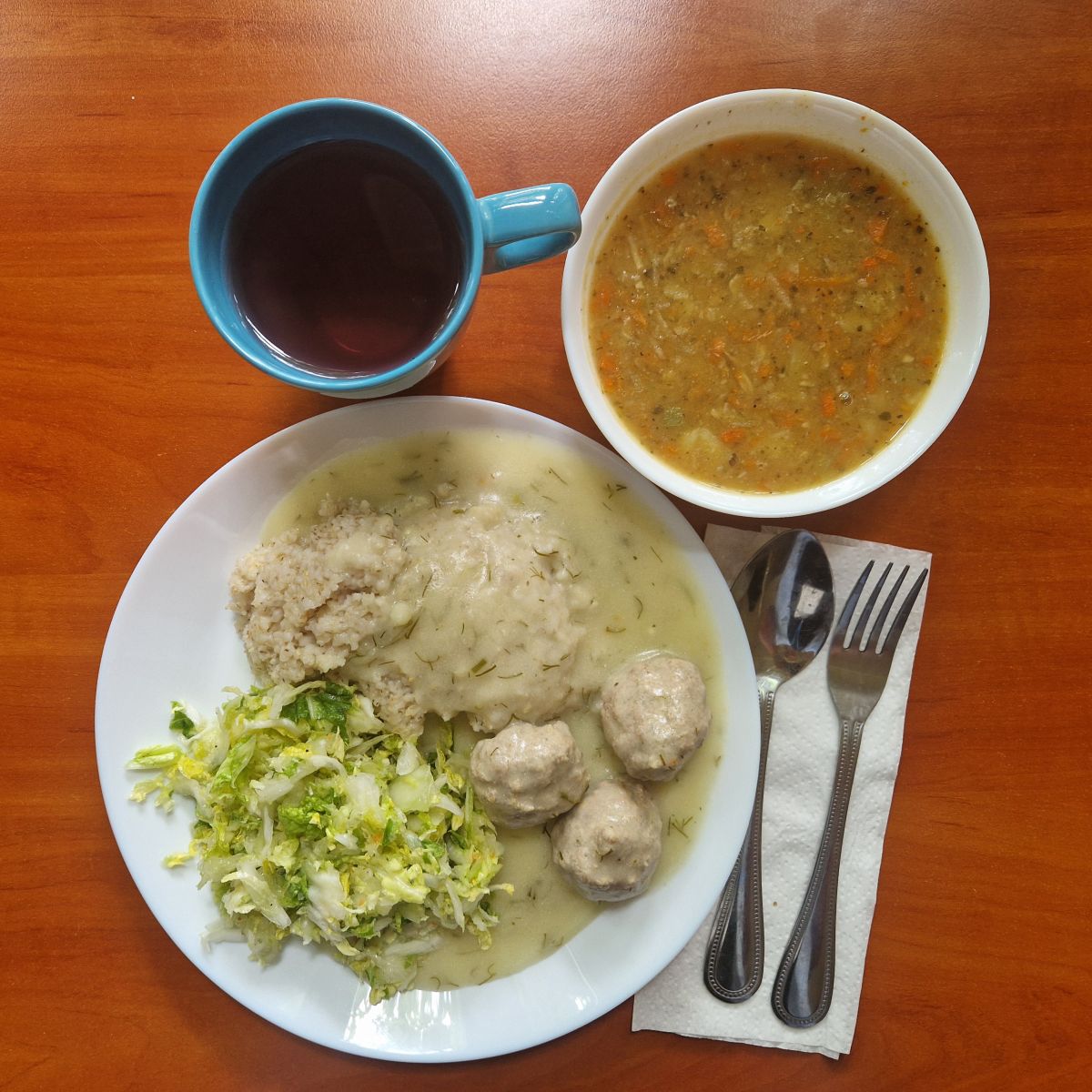 zupa grochowa, pulpety w sosie koperkowym, kasza, sur&oacute;wka z kapusty pekińskiej, kompot